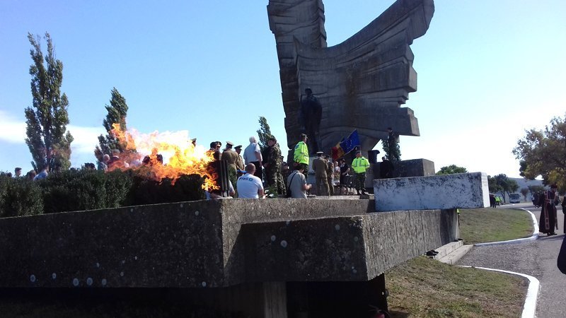 Care este programul ceremoniilor de evocare şi comemorare a eroilor Detaşamentului Păuliş; maşini de epocă expuse lângă monument