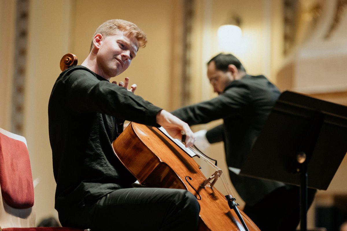 Regal al sunetelor la Filarmonică: Orchestra Simfonică, dirijorul Alexandru Ilie și violoncelistul Benjamin Kruithof uimesc publicul arădean (FOTO)