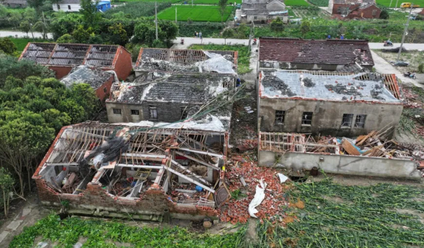 Tornadă violentă în China! Mii de case au fost distruse și cel puțin 10 oameni și-au pierdut viața: „Copacii zburau în aer”