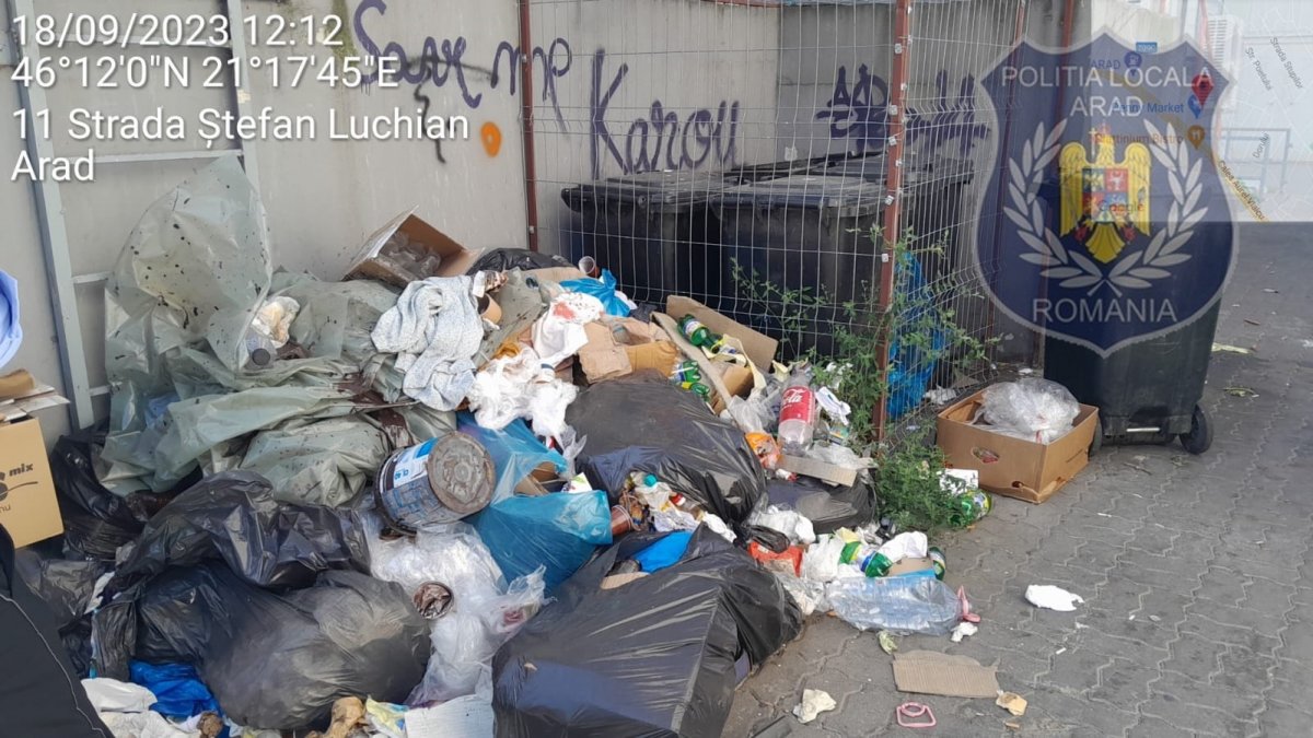 Amendă pentru un supermarket de pe strada Ştefan Luchian: angajaţii aruncau gunoaiele pe domeniul public (FOTO)