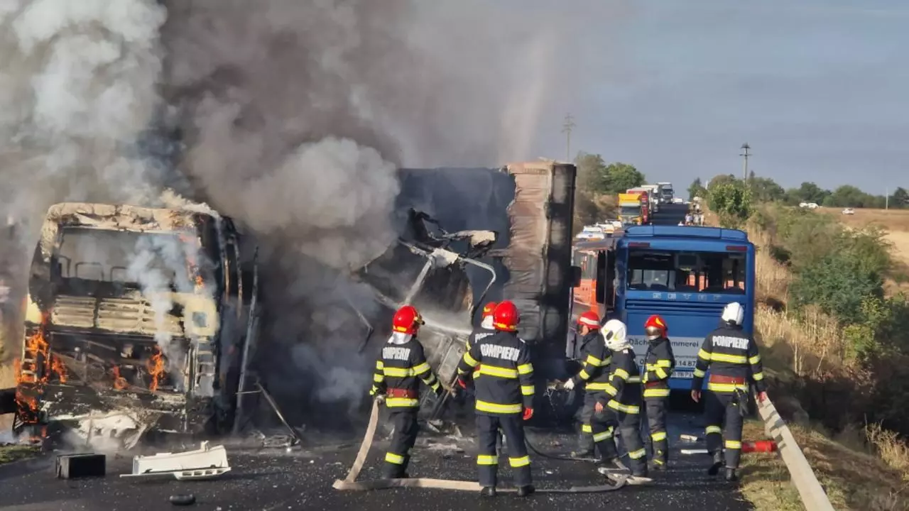 Accident grav, în Teleorman: două autocare și un TIR, în flăcări: 4 victime. Planul roșu de intervenție a fost activat