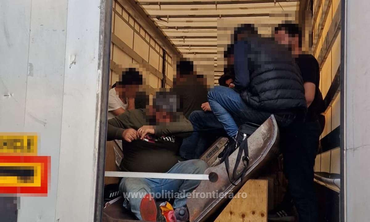 39 de migranți înghesuiți într-un camion, reținuți de polițiștii de frontieră