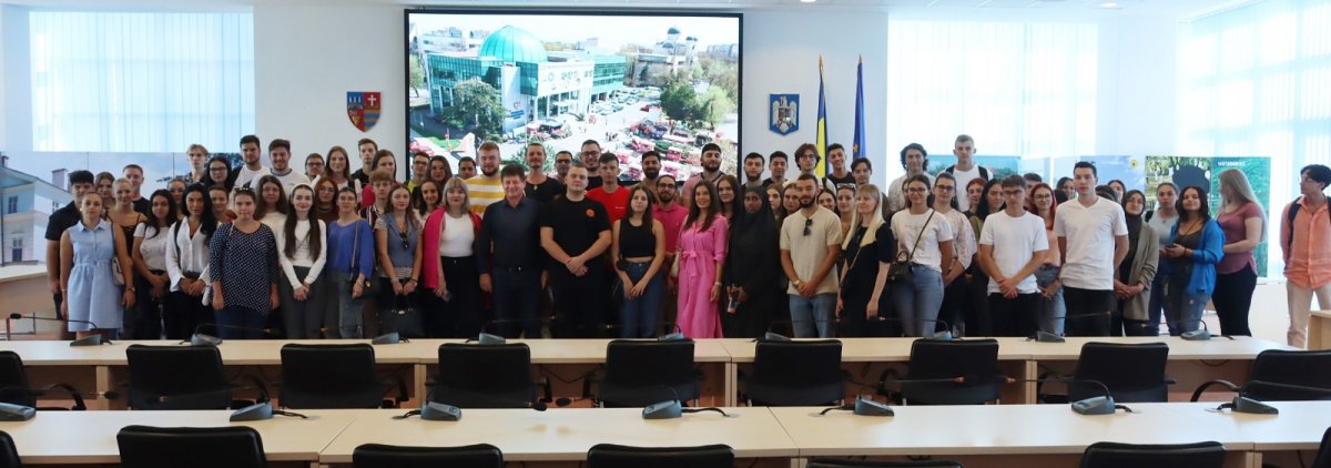 Noua generaţie de studenţi de la UVVG în vizită la Consiliul Judeţean (FOTO)