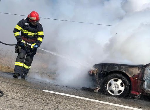 Accident urmat de incendiu, la ieșirea de pe autostradă din Aradul Nou / UPDATE: Incendiul a fost stins 