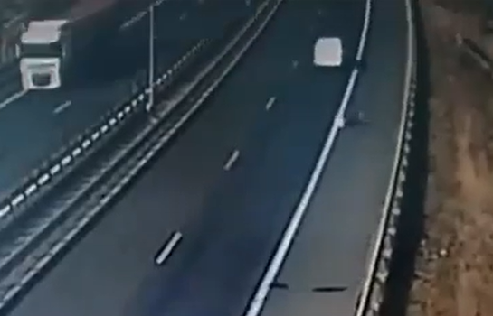 Scene incredibile pe Autostrada A1: un bărbat s-a aruncat din mașină! / UPDATE: Motivul pentru care bărbatul a sărit din mașină