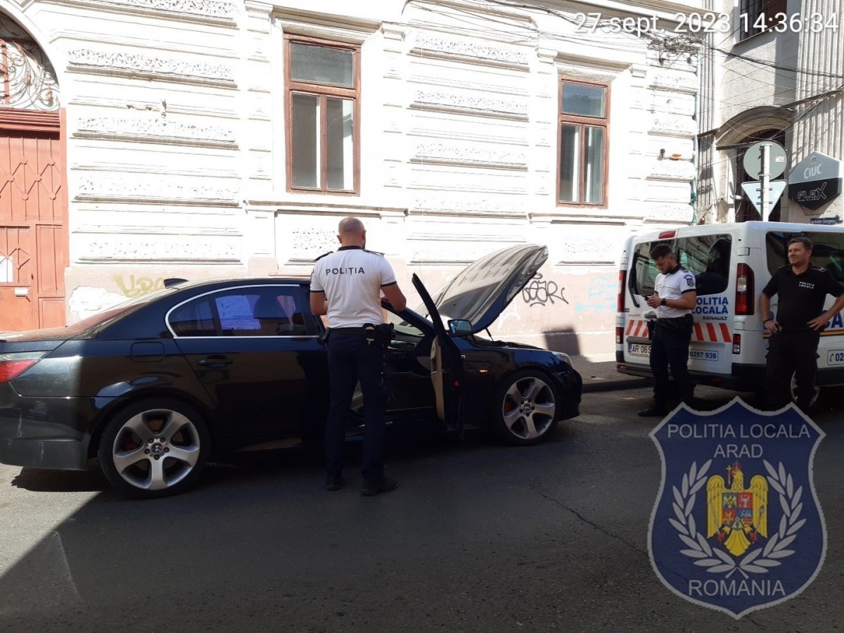 Stradă blocată de o maşină cu numere false; ce a trezit suspiciunile poliţiştilor locali (FOTO)