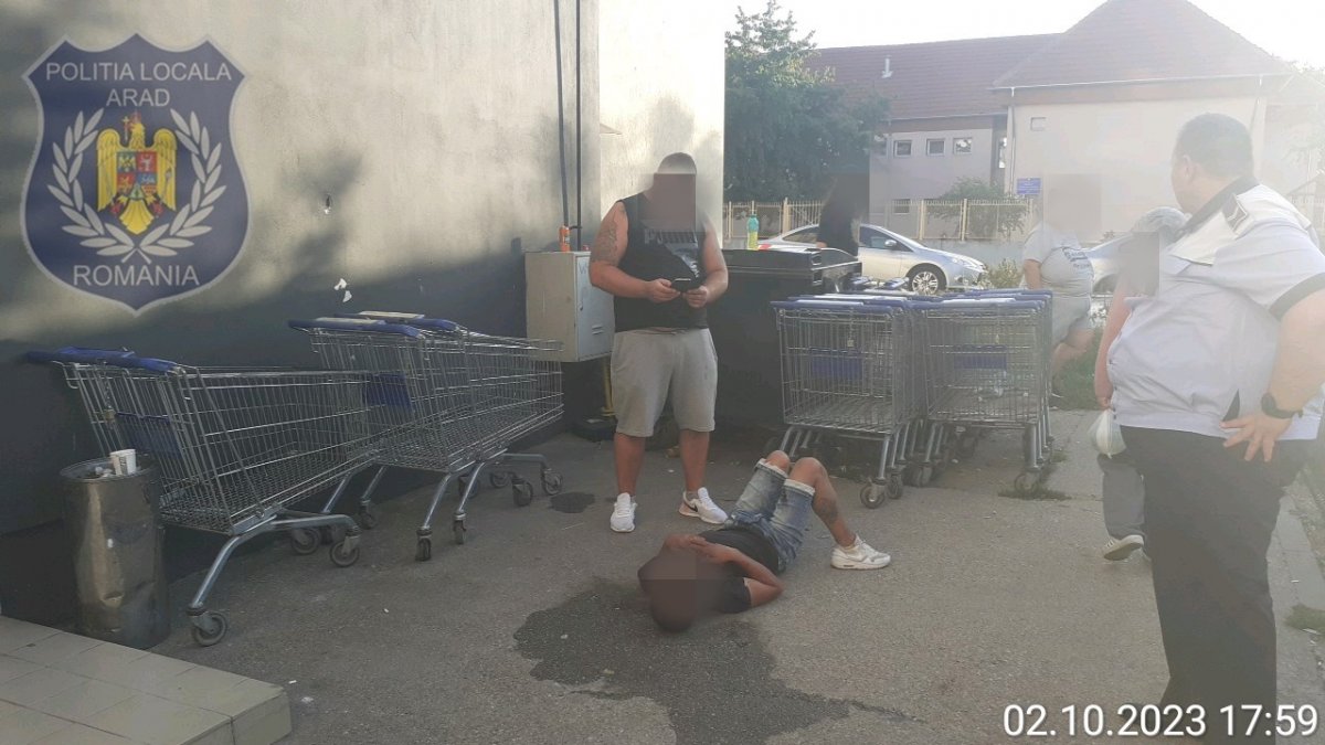 Doi „consumatori” s-au luat la bătaie în faţa unui parc de copii; unul a fost doborât la pământ, iar cel de-al doilea, încătuşat (FOTO)