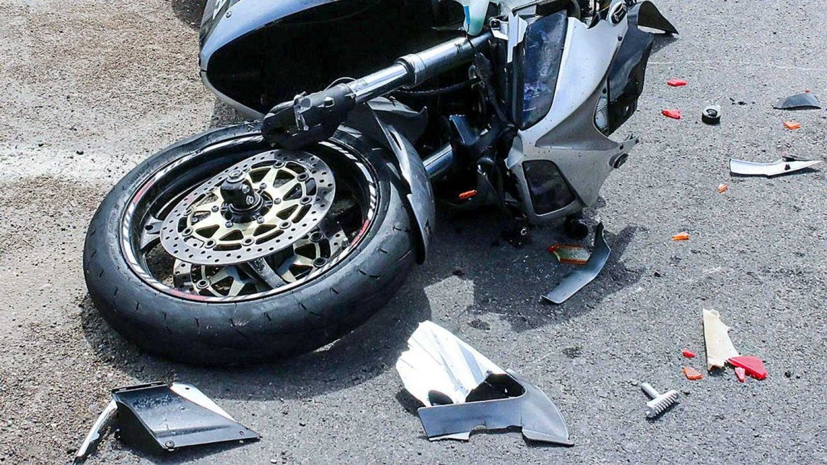 Un motociclist și-a pierdut viața în urma unui accident produs la Ineu / UPDATE: Motociclistul a decedat azi-noapte, după ce a pierdut controlul asupra direcției de deplasare