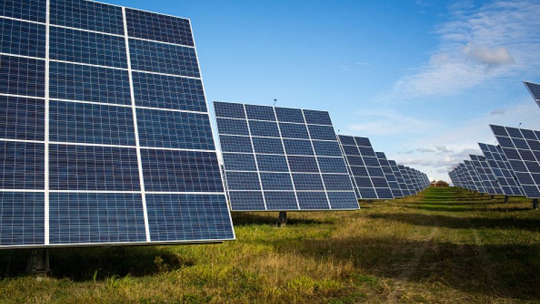 Un fond britanic de investiţii construieşte cel mai mare parc solar din România la Arad