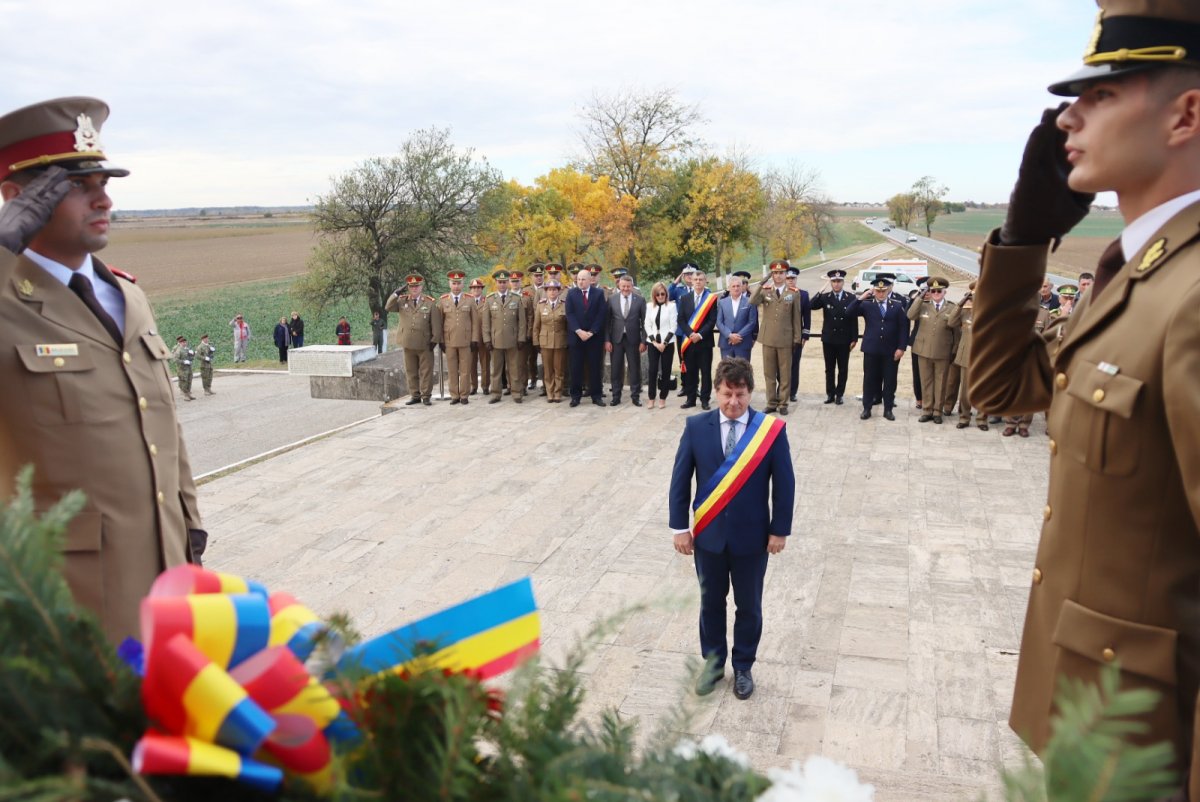 Conducerea CJA a participat la ceremoniile militare organizate de Ziua Armatei (FOTO)