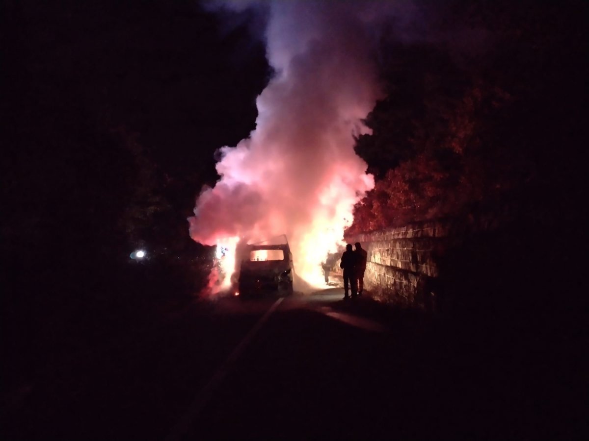  Incendiu izbucnit la o camionetă, între localitățile Julița și Slatina de Mureș