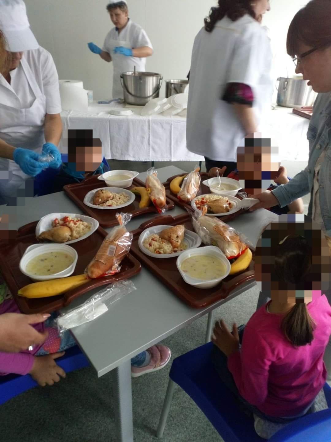 Circa 1600 de preșcolari și elevi din municipiu vor primi gratuit o masă caldă sau pachete alimentare