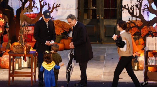 Ridentem dicere verum: de Halloween, băieţelul secretarului de stat american a mers la Joe Biden după daruri costumat în... Zelenski