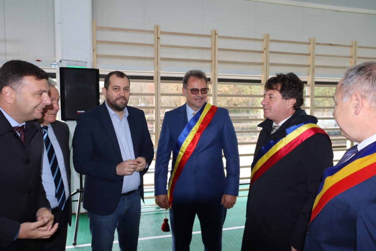 La Săvârşin s-a inaugurat cea mai modernă sală de sport de pe Valea Mureșului (FOTO)