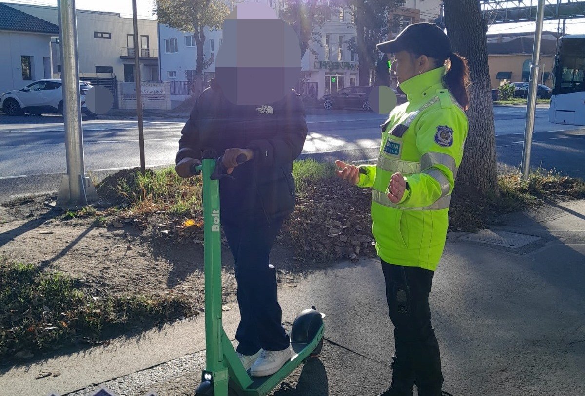 Biciclişti care mergeau pe trotuare şi trotinetari cu... pasageri arşi la buzunare de Poliţia Locală (FOTO)