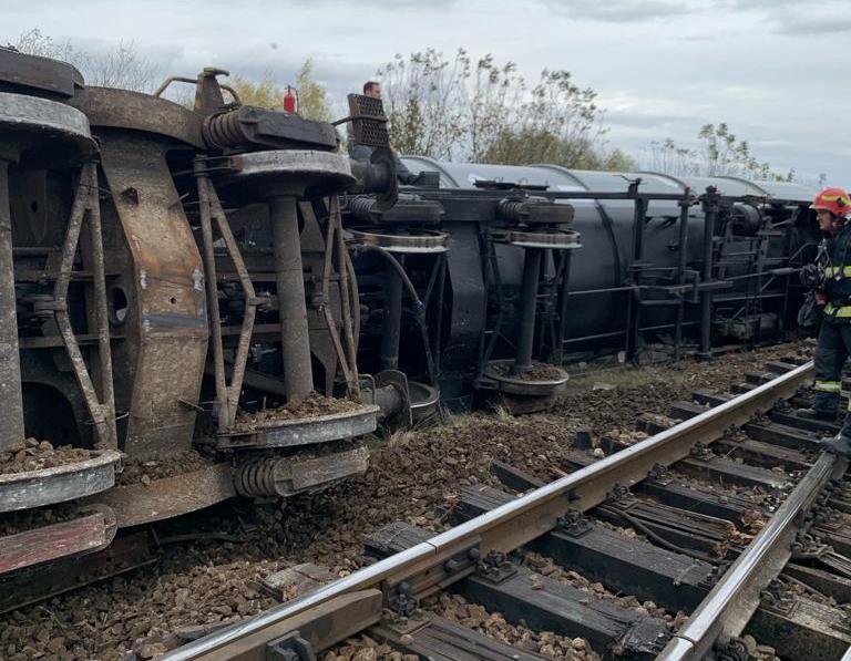  O garnitură de tren a deraiat și două vagoane cisternă s-au răsturnat la sensul giratoriu din Subcetate spre Aradul Nou