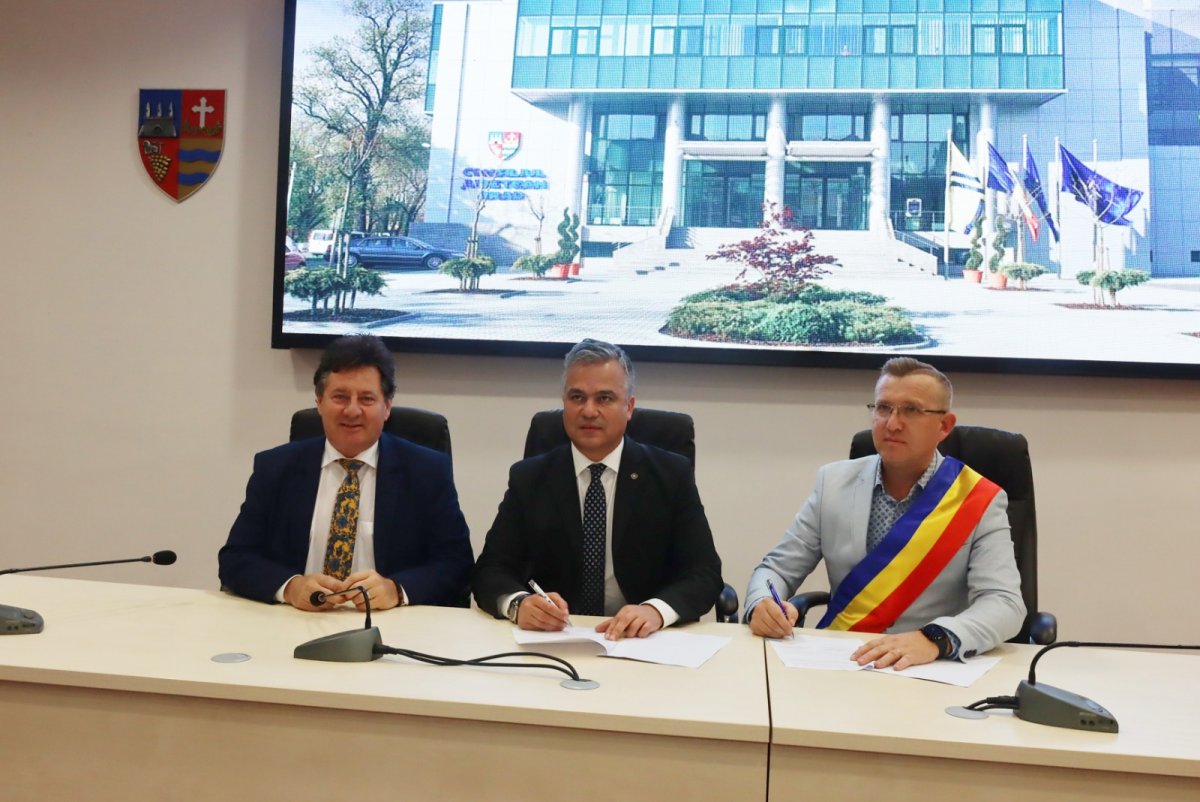 Peste 14 milioane de lei pentru extinderea rețelei de apă și canalizare la Covăsînț; contractul a fost semnat la CJA de primar și ministrul Dezvoltării (FOTO)