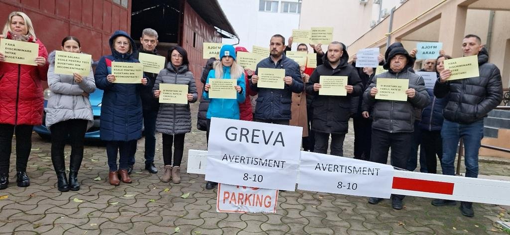Ghișeele Casei de Pensii și AJOFM-ului se închid pentru câteva ore. Angajații intră în grevă de avertisment (FOTO)