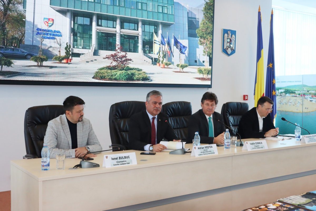 Ministrul Dezvoltării s-a întâlnit la Consiliul Județean cu primarii arădeni (FOTO)