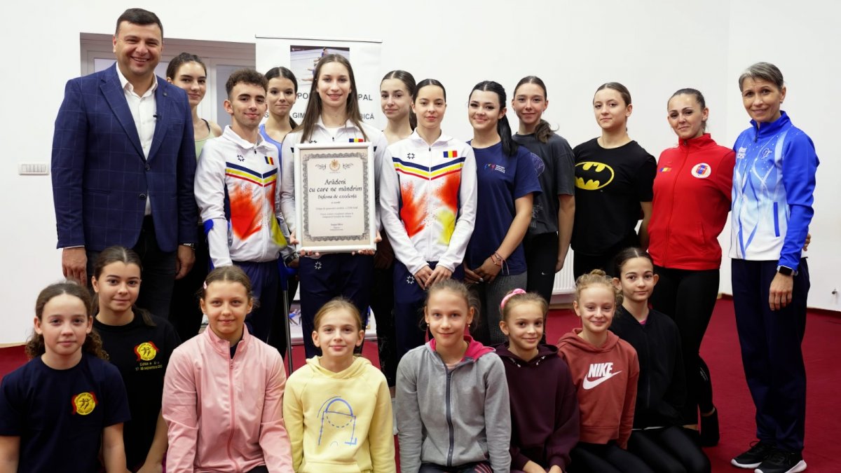 Diploma „Arădeni cu care ne mândrim” pentru medaliații Campionatelor Europene de gimnastică aerobică