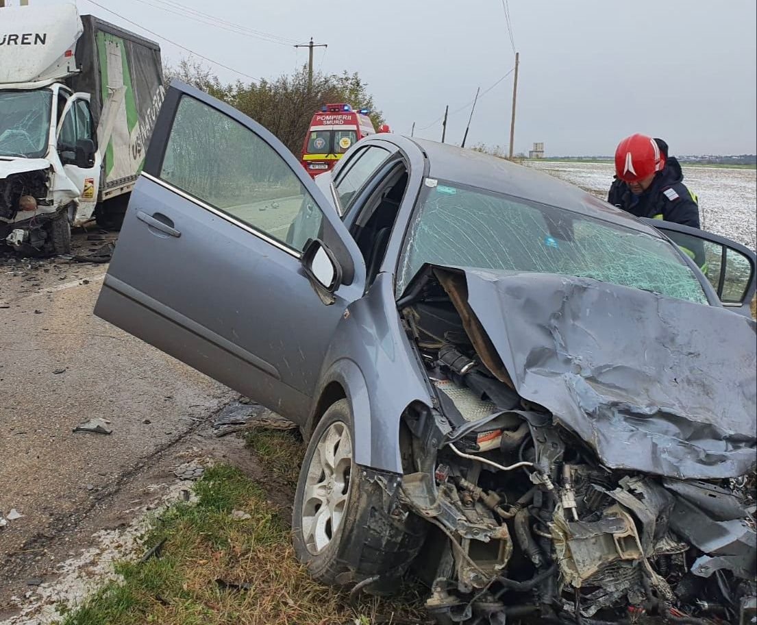 Accident rutier în care au fost implicate un autoturism și o autoutilitară, între localitățile Vinga și Mănăștur