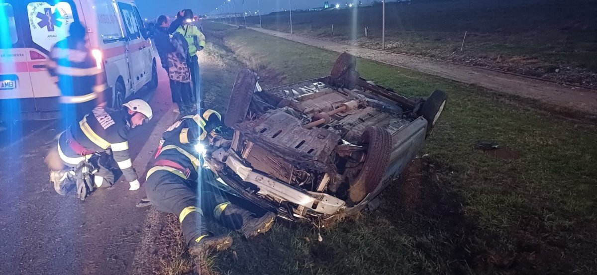 Accident rutier în care a fost implicat un autoturism ieșit în afara părții carosabile pe șoseaua de centură a  orașului Ineu