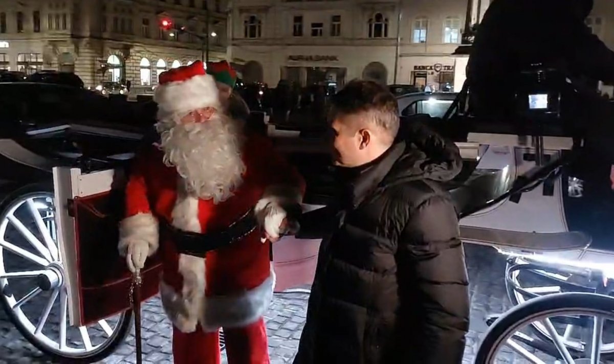 (FOTO) Moș Nicolae s-a oprit la copiii din Arad și a aprins luminițele din bradul de Crăciun