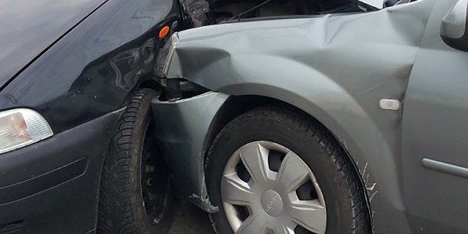 Carambol cu trei autoturisme la ieșire din Arad / UPDATE: Un bărbat a fost rănit