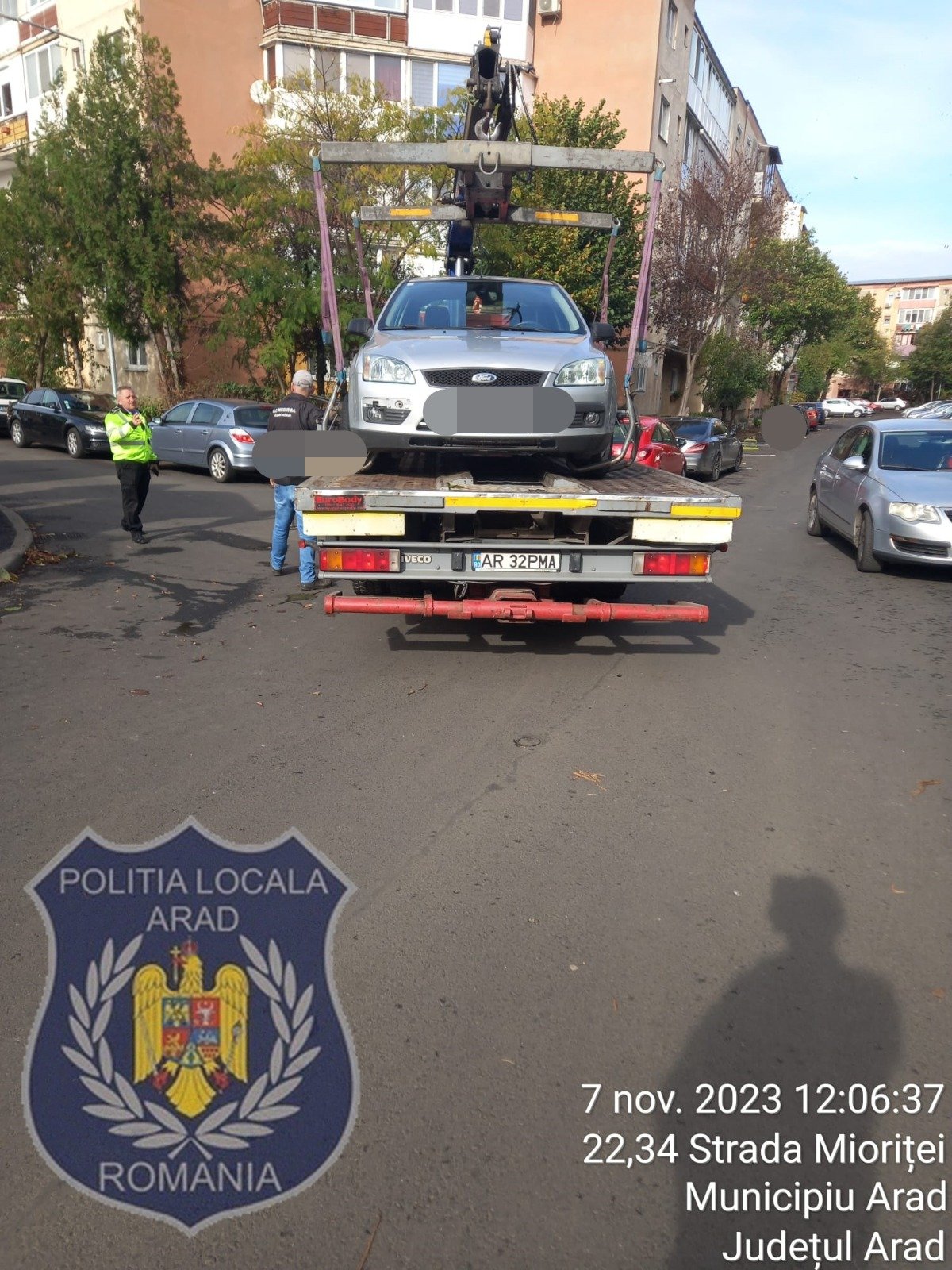 Sute de mașini ridicate de pe străzile din municipiu; vezi care este valoarea amenzilor aplicate de Poliția Locală (FOTO)