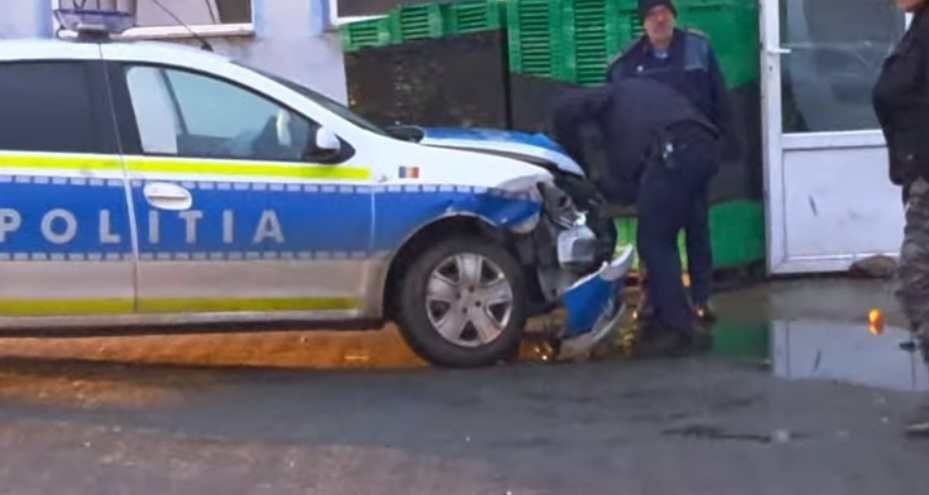 (VIDEO) Mașină a Poliției, implicată într-un accident