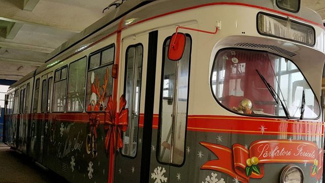 Care este programul după care circulă tramvaiul lui moş Crăciun