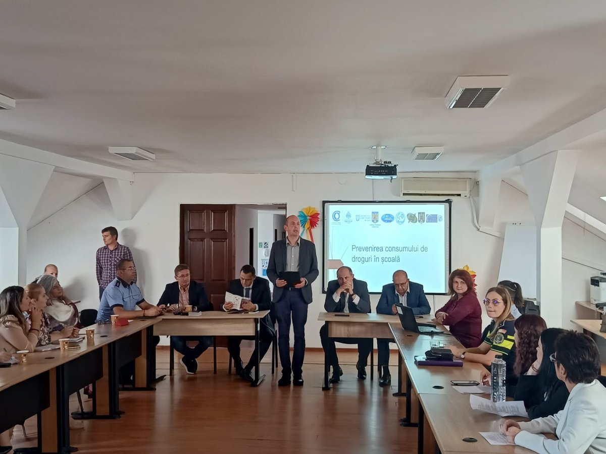 Directorii de şcoli şi dascălii – instruiţi cum să lupte cu drogurile