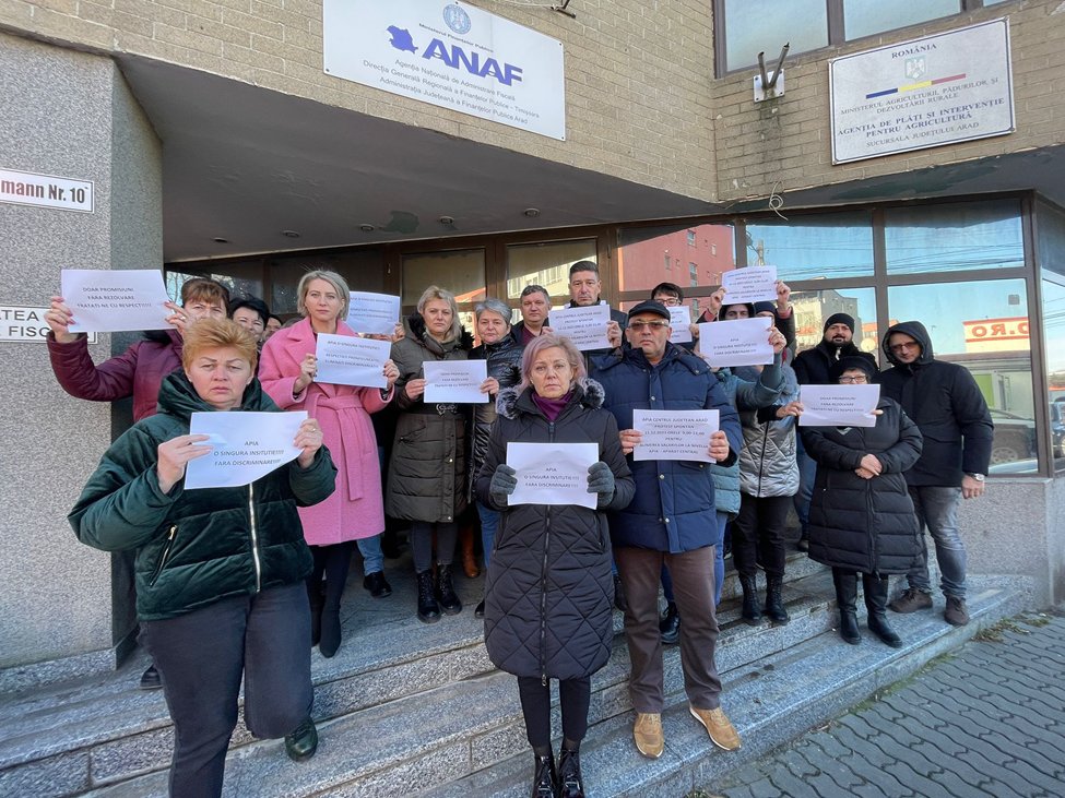 Protest la APIA; de ce au ieșit în fața instituției angajații Centrului Județean Arad (FOTO)