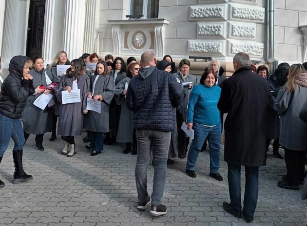 Se întrerupe activitatea cu publicul la Judecătoria Arad, în semn de protest 