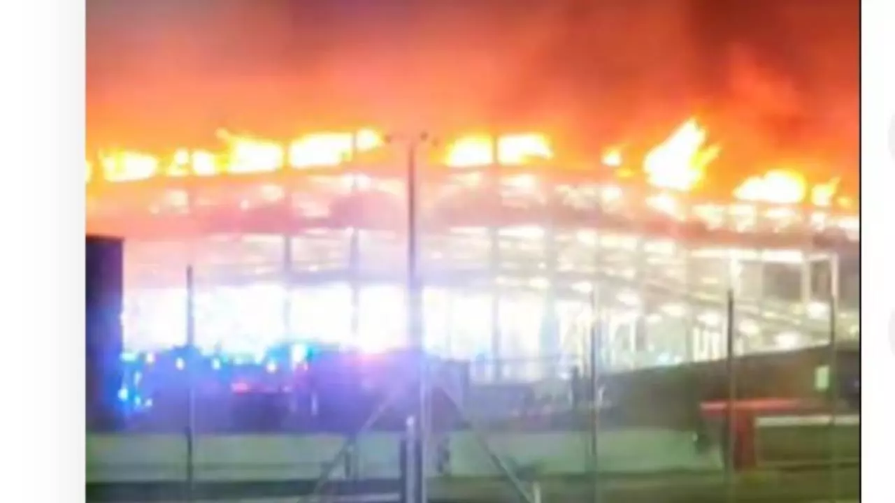 Incendiu de proporții pe Aeroportul Luton, din Marea Britanie. Sute de pasageri sunt blocați în terminal