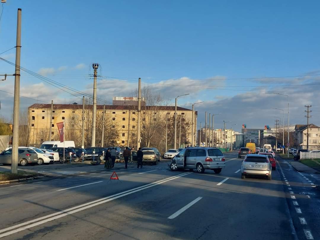 Trafic blocat la ieșire din Arad, în urma unui accident / UPDATE: Două persoane refuză transportul la spital