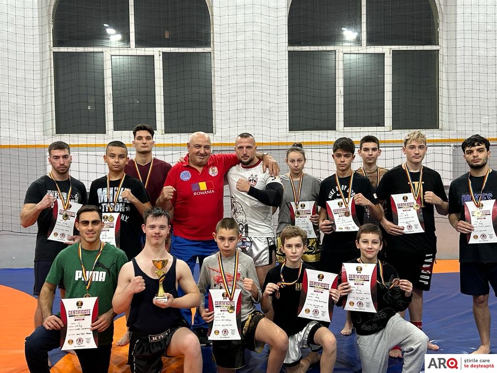 14 luptători de kick – boxing din Arad au cucerit tot atâtea medalii de aur la Deva