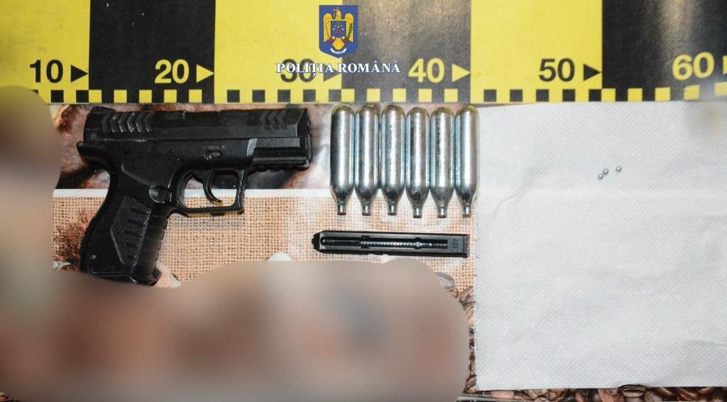(FOTO) Percheziții la Nădlac, într-un dosar privind deținerea ilegală de arme