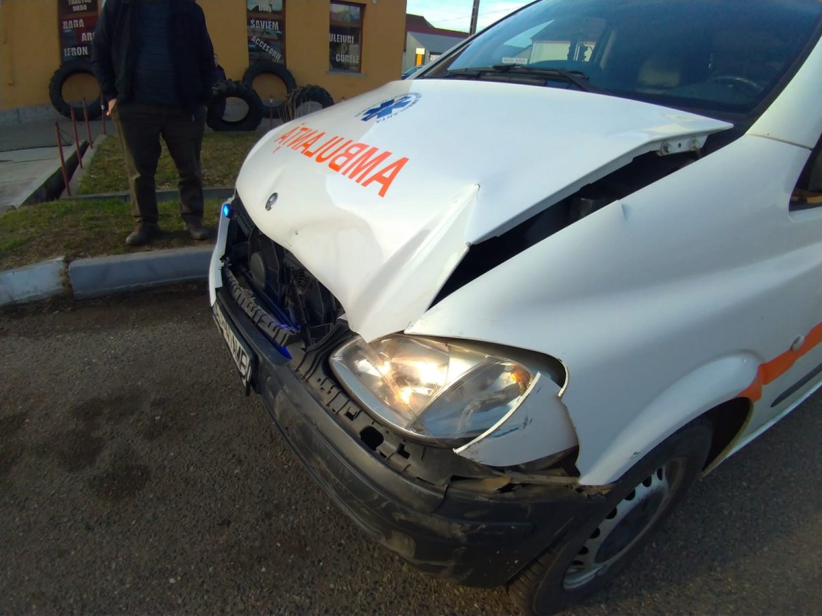 (FOTO) O ambulanță a fost implicată într-un accident, la Pâncota