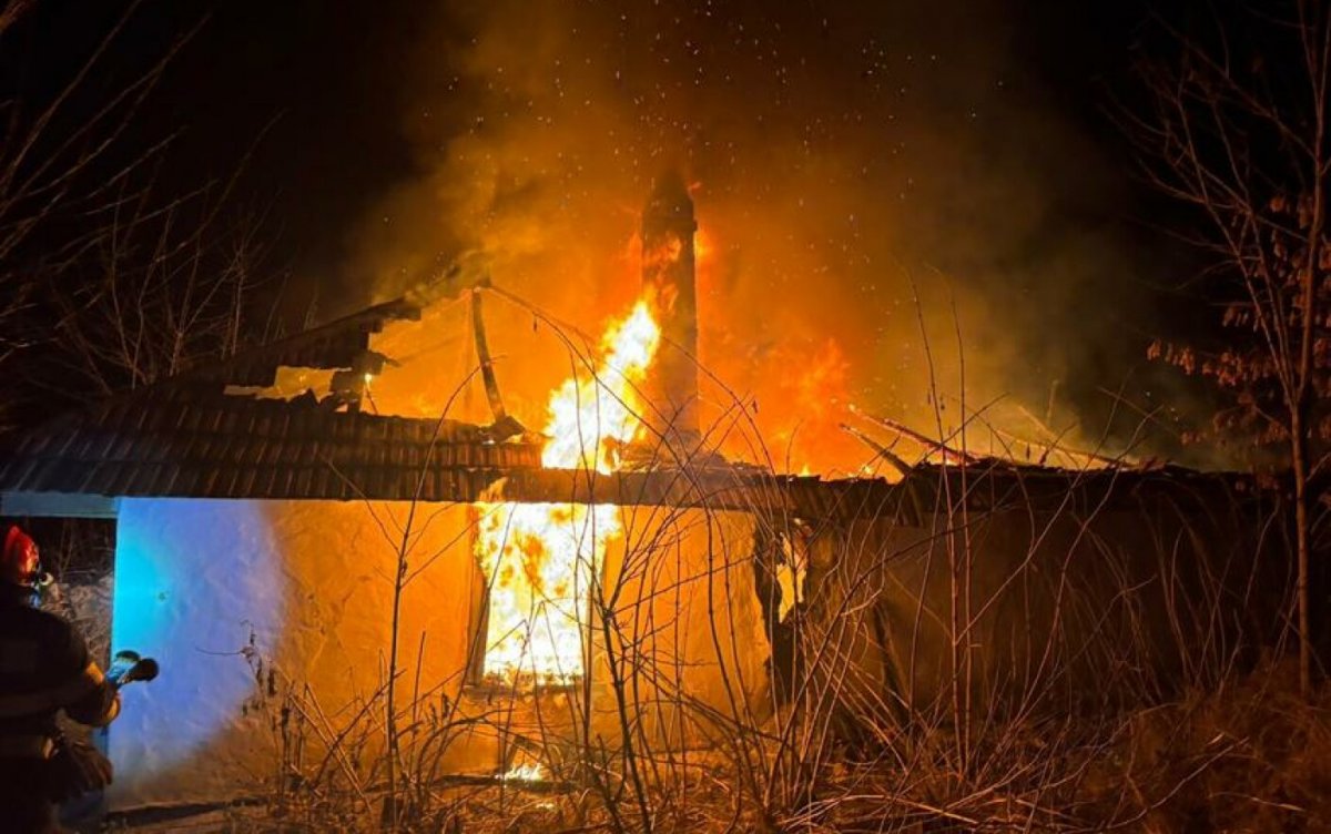 Un bărbat beat criță și-a incendiat propria casă