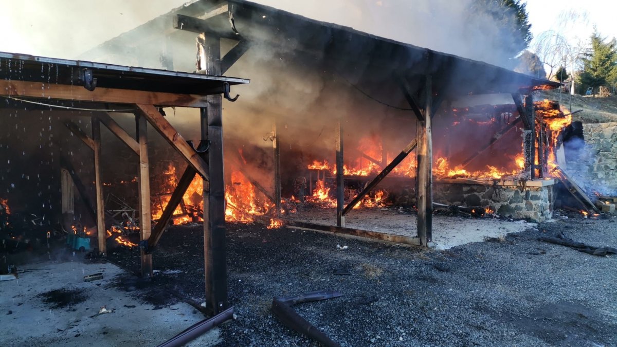 Incendiul izbucnit la un garaj amplasat în curtea unei case din localitatea Miniș