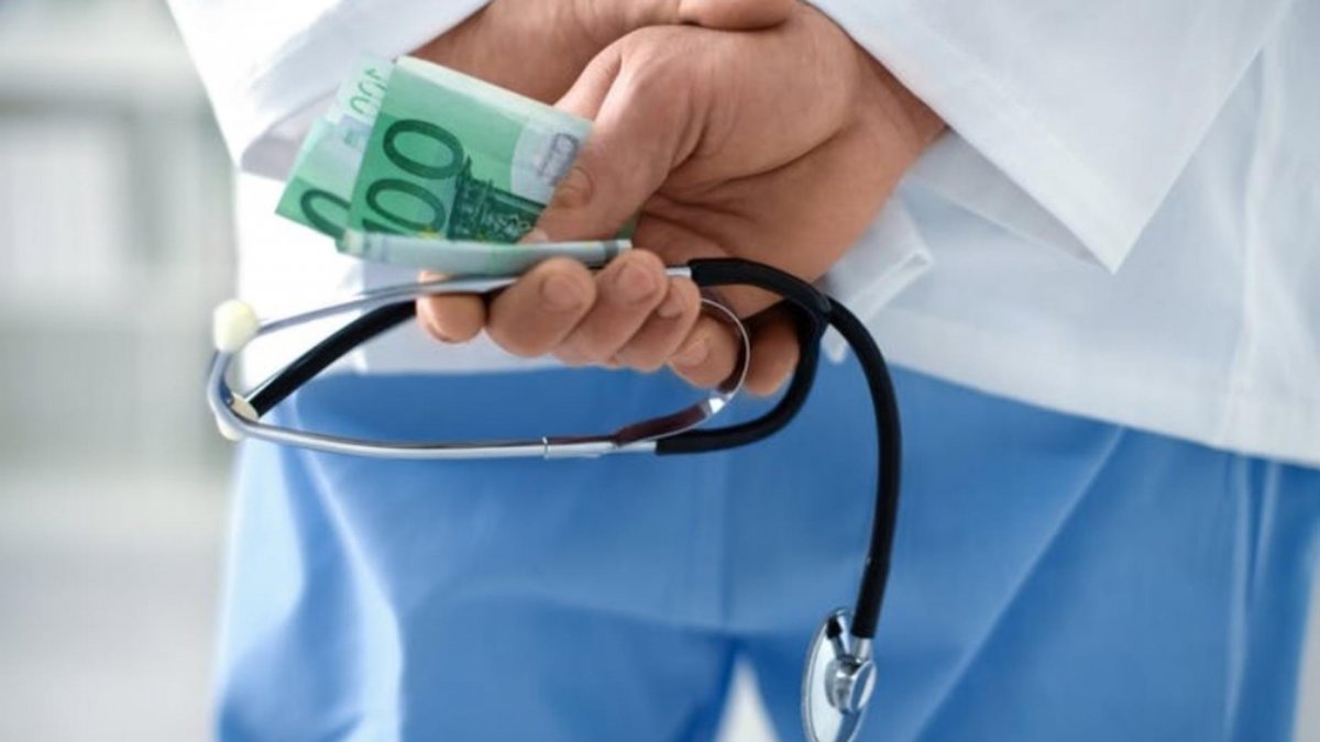 Sfârșitul unei ere? Cine este medicul care a recunoscut că și-a făcut averea din șpăgi și a acceptat să renunțe la o parte din ea