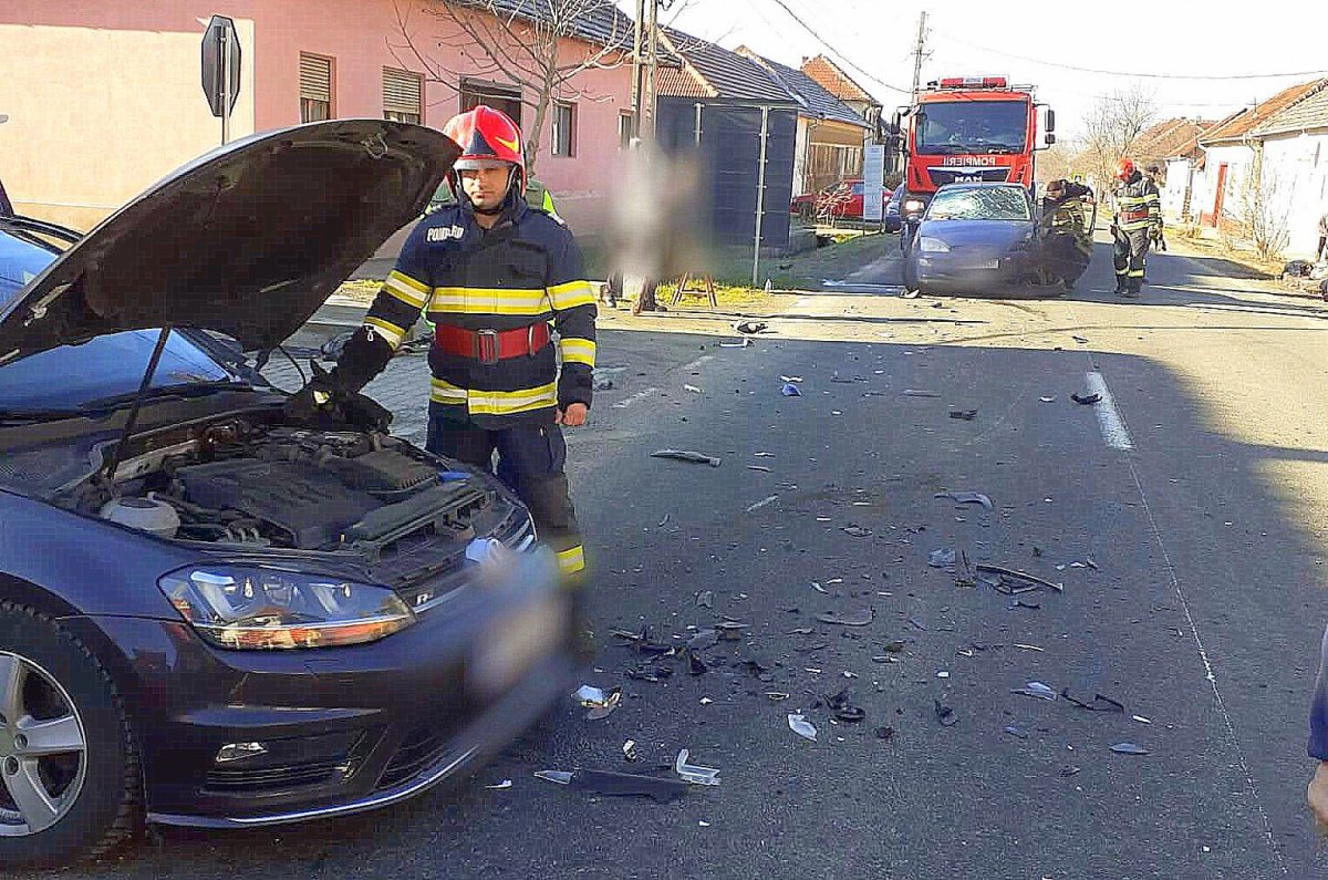   Accident rutier cu trei autoturisme la Dezna