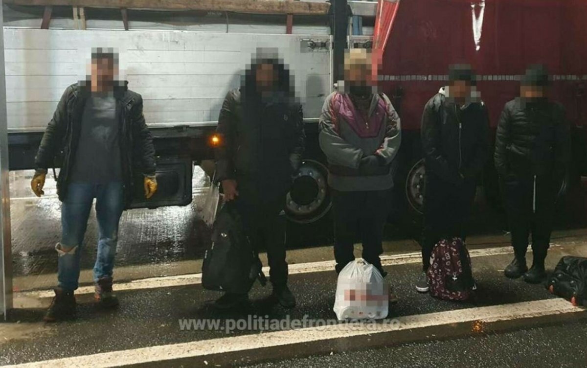 Ascunși printre role metalice, mai mulți migranți au fost opriți la graniță