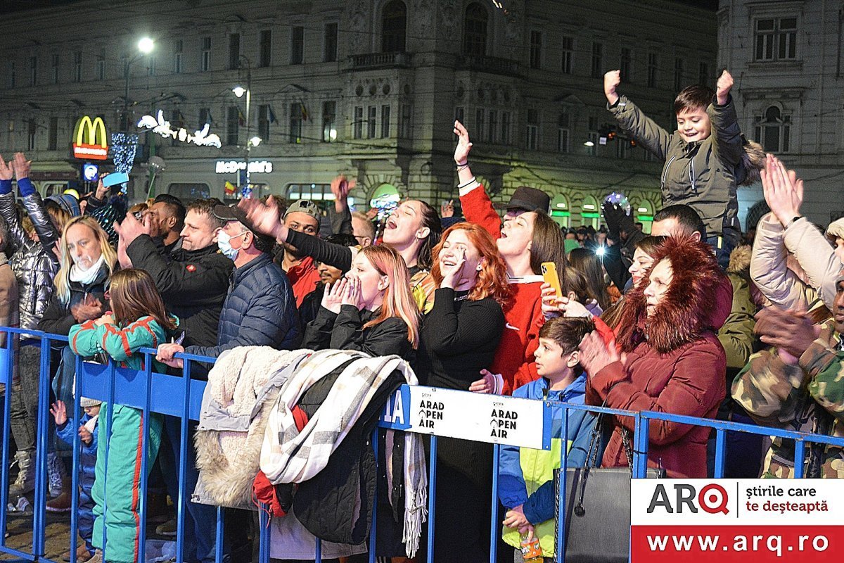 Ce artiști vor urca pe scena din fața Primăriei în noaptea dintre ani