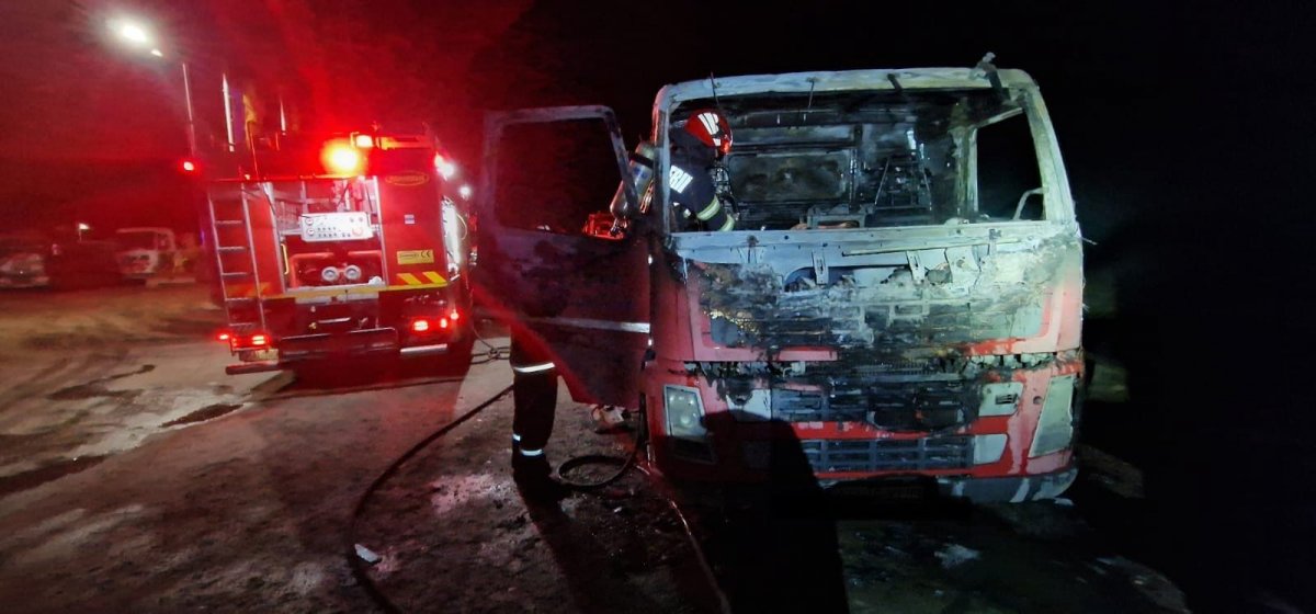 Incendiu izbucnit la un camion aflat parcat în curtea unei societăți comerciale din localitatea Fântânele