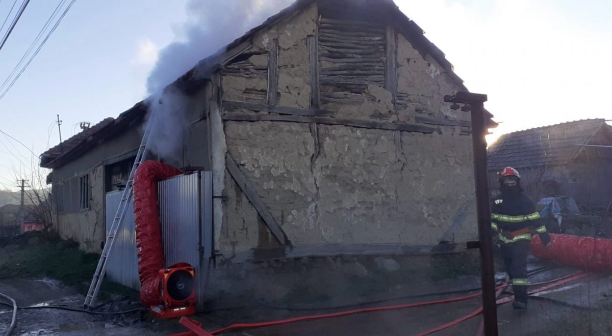 Incendiu izbucnit la o casă din localitatea Mărăuș, în interiorul locuinței fiind o victimă carbonizată, o femeie în vârstă de aproximativ 72 de ani