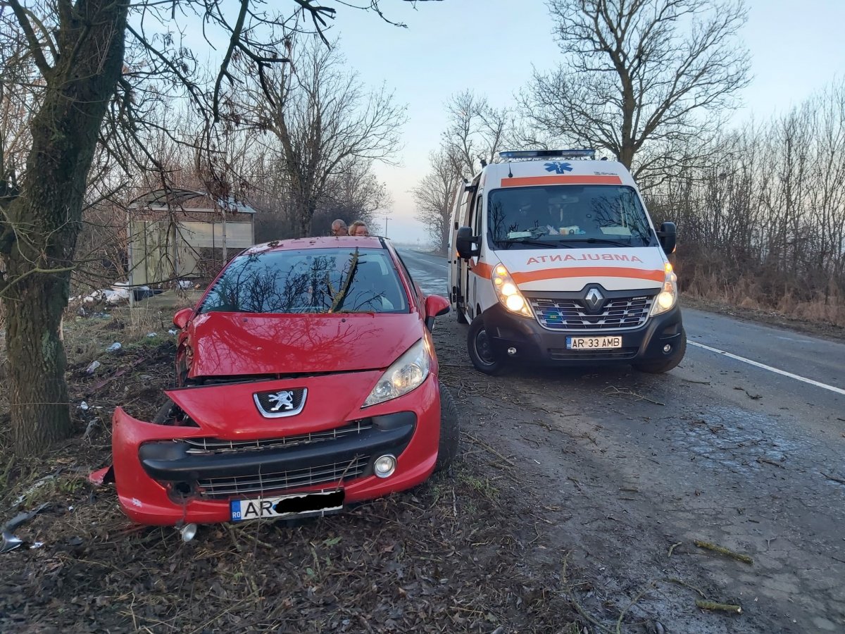 O mașină a intrat într-un copac pe drumul Arad-Iratoșu