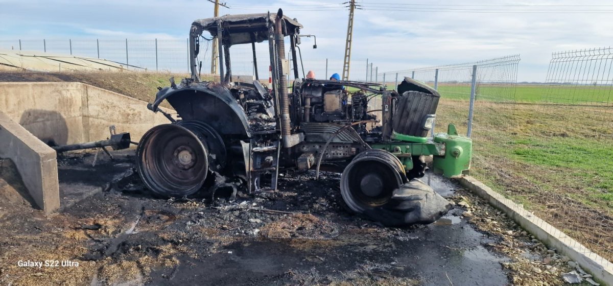 Stingerea unui incendiu izbucnit un utilaj agricol la o fermă din localitatea Turnu