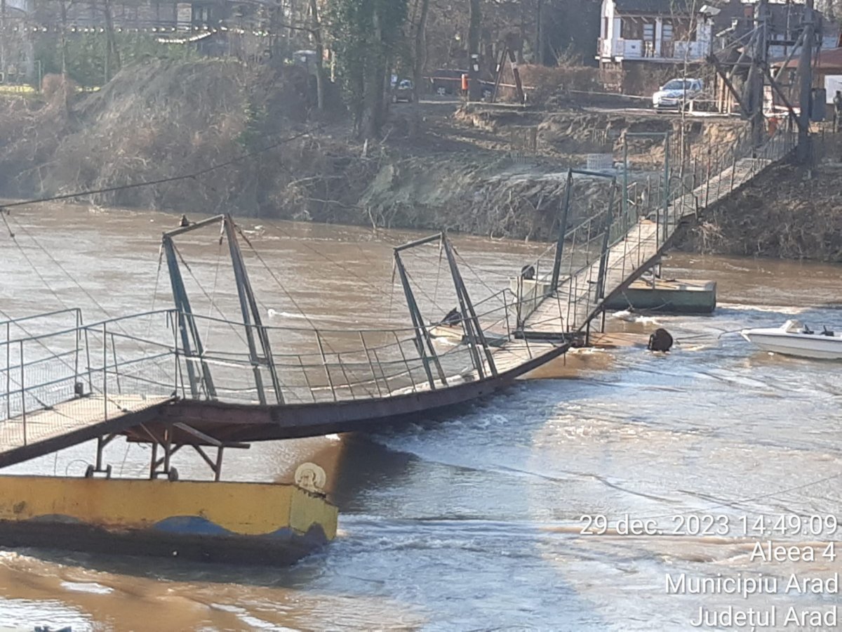 Podul de la „Trei Insule” a fost avariat (FOTO)